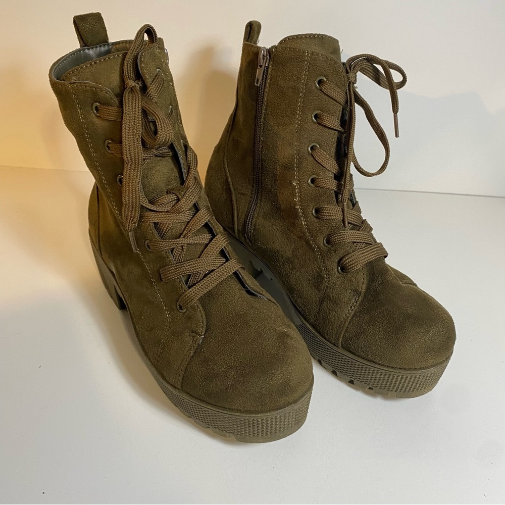 Rogue Helium Olive Green Combat Side Zipper Faux Suede Boots Size 8.5